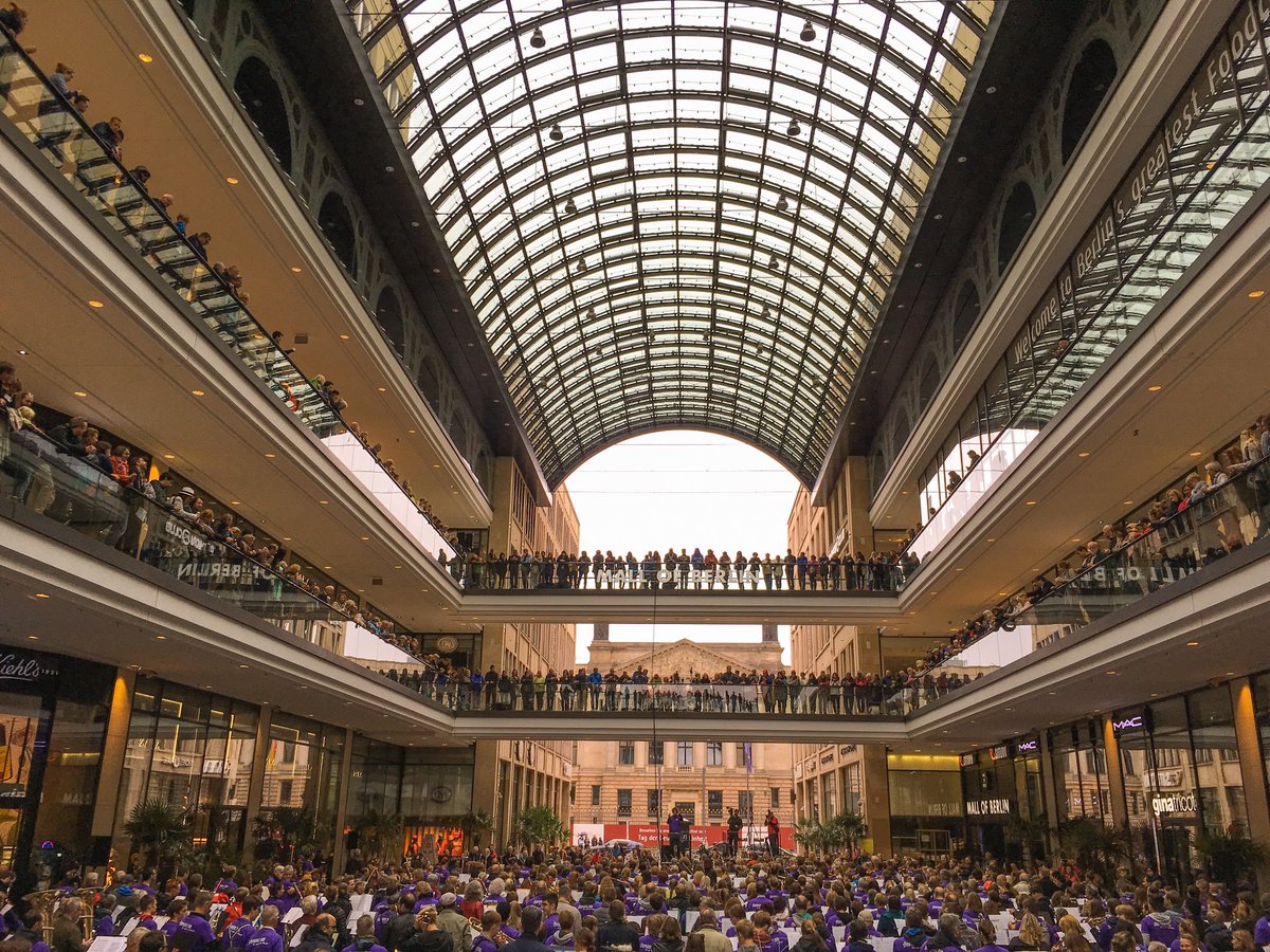 Gestern am Sonntag fand der Symphonic Mob 2018 in der Mall of Berlin statt. Mit über 1000 Musikbegeisterten aller Art sangen wir Verdi-Opernchöre. Wunderbar!!