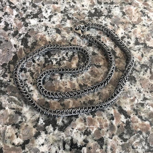 huimaille's tweet photo. I made this necklace 6 years ago and it fills my heart knowing how well loved it is. Made a repair and gave it a fresh blackening 💖💪🏻⚔️ #huimaille #huidesigns #chainmaillejewelry #unchainyourpower https://t.co/1c1KDNjput
