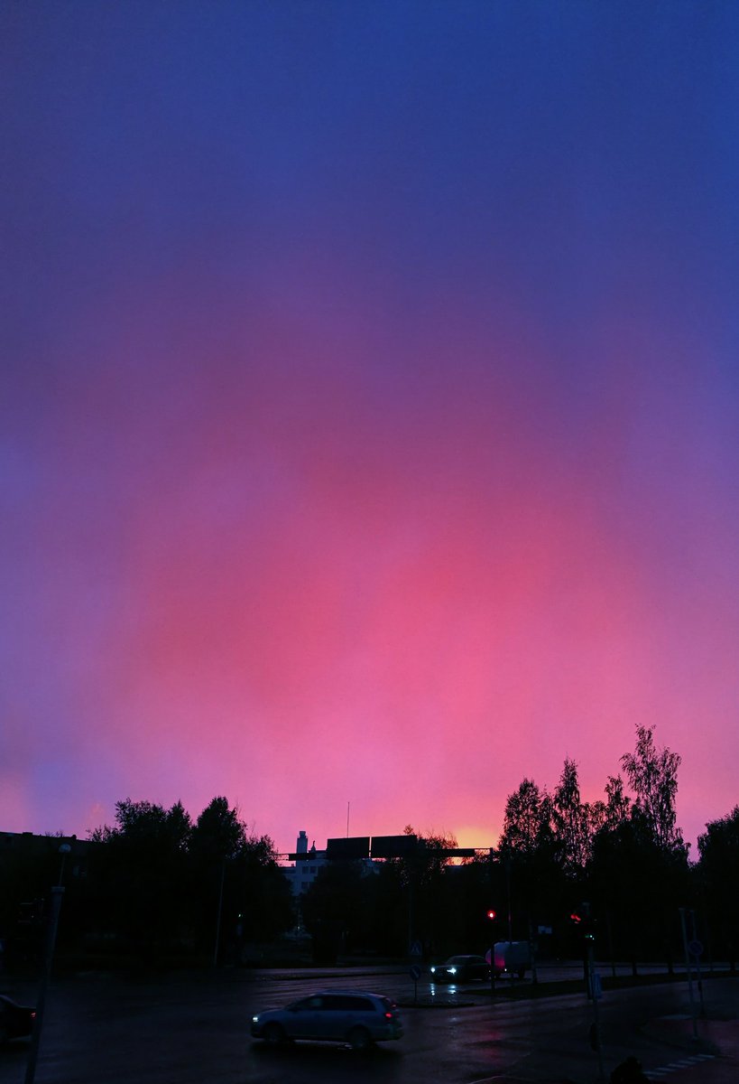 punamanty79's tweet photo. Kotikulma #nofilter #violetti #violet #sky #colorworld #fall #vähänaikaa #auringonlasku #sunset #wetweather #eihuijata #honor8 #huaweismartphone #oulu #workafter https://t.co/QibrwYyc9y