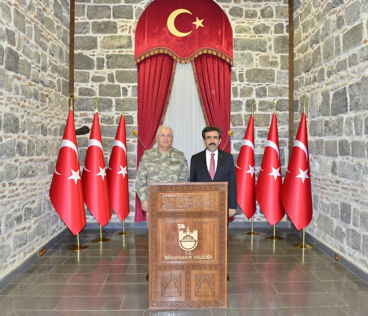 dbakirvalilik's tweet photo. Askeri birliklerde incelemelerde bulunmak üzere İlimize gelen Genelkurmay Başkanı Orgeneral Sayın Yaşar Güler, Kara Kuvvetleri Komutanı Orgeneral Ümit Dündar ve 2. Ordu Komutanı Orgeneral İsmail Metin Temel ile birlikte Sayın Valimiz @Hasan_Guzeloglu'nu ziyaret etti. https://t.co/F4Iidyv4CJ