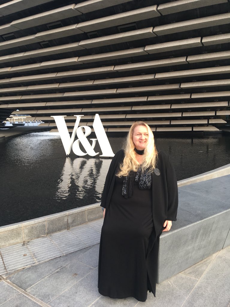 Our brilliant @jaypea_aitken here @VADundee to see the penguins she designed for @maggiespenguins auctioned off. @DJCAD Big fundraising night ahead!