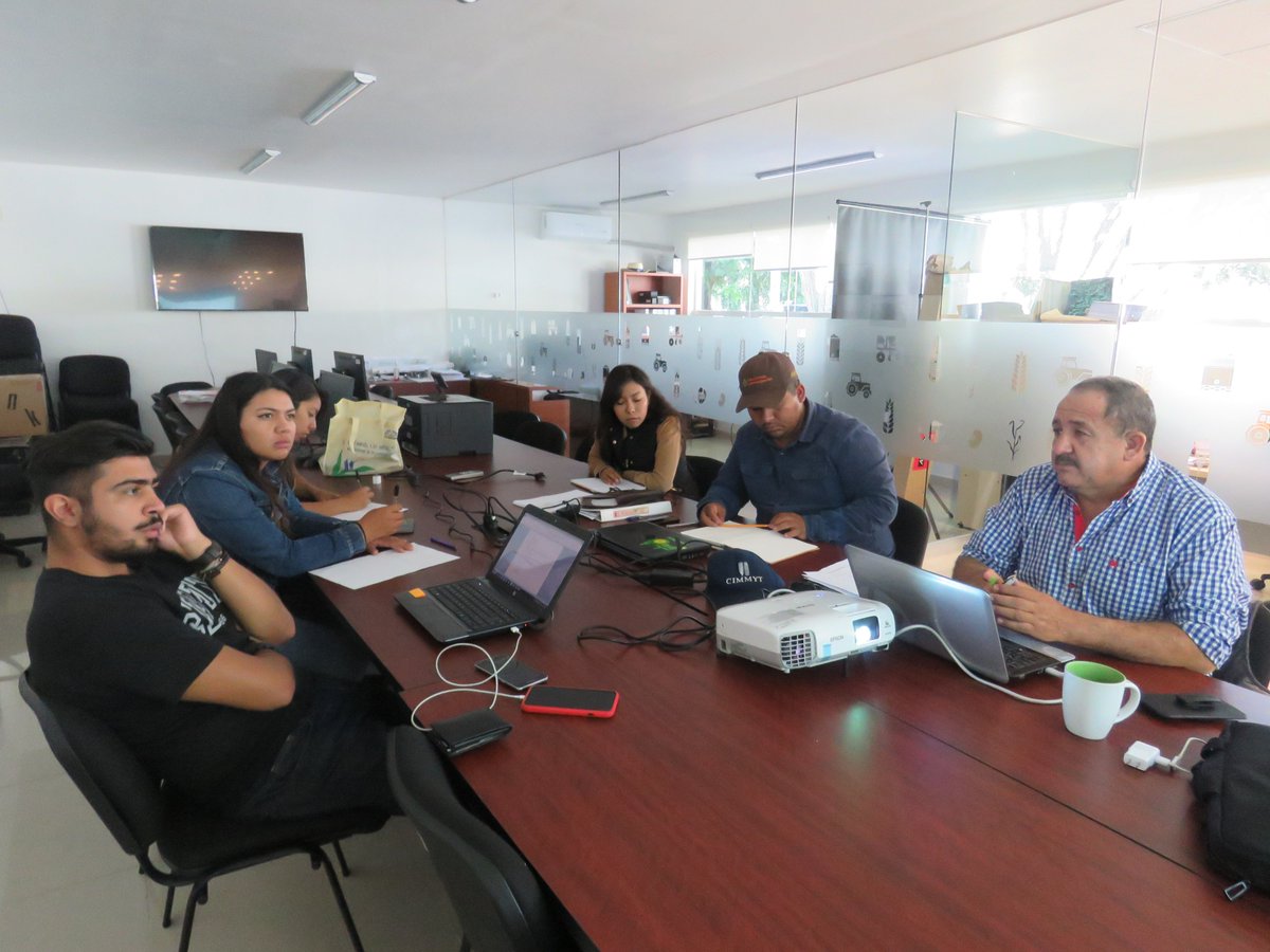 MasAgroGto's tweet photo. Capacitación sobre #Agricultura de Conservación proyecto Cultivando un México mejor de @HeinekenMexico @ACCIMMYT imparte Bartolo González de #CyASA https://t.co/2eRst3ndPn