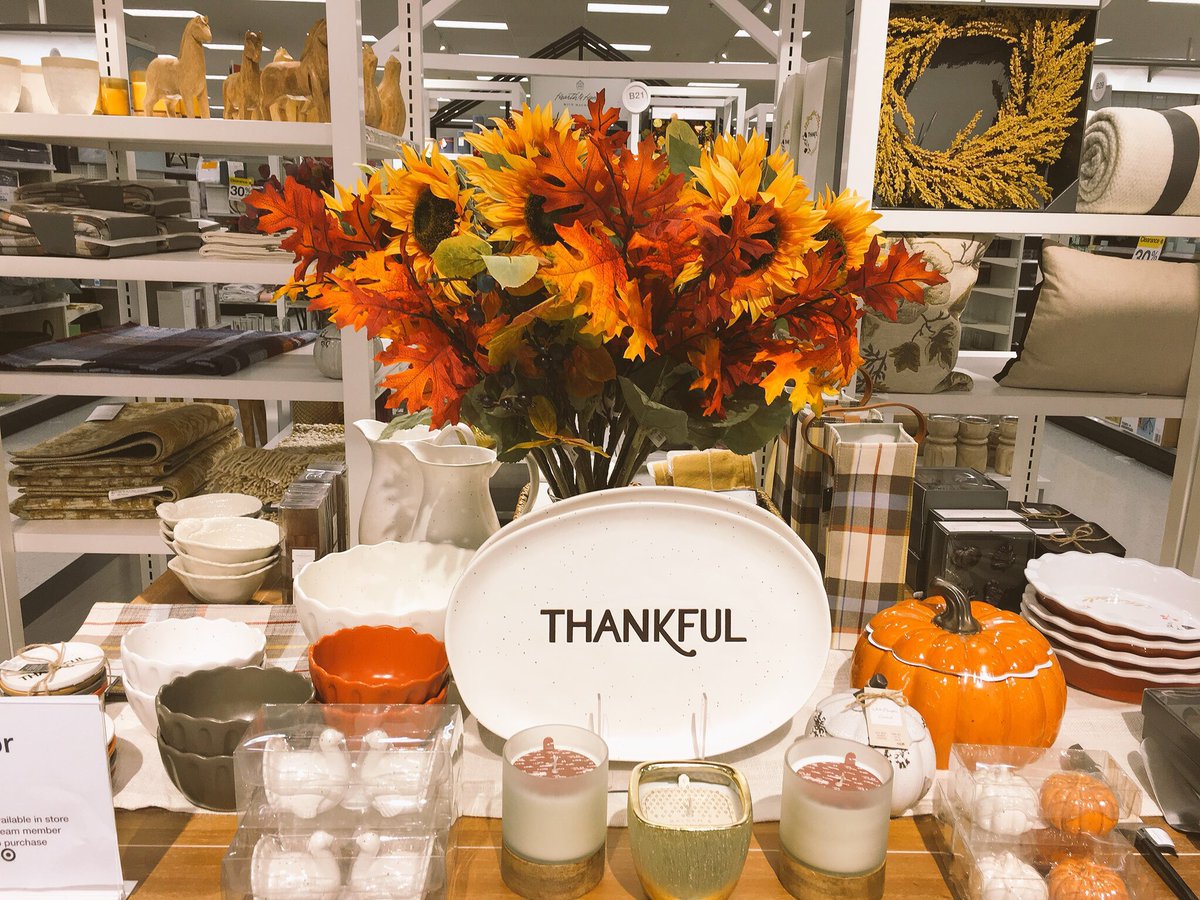 SarahStyle985's tweet photo. FALLing in love with this new home set! 🍁🧡 Get your whole house ready at @Target Strongsville! 🍂💛 #Target #TargetStyle #Fall2018 https://t.co/hnOhUKRRDq