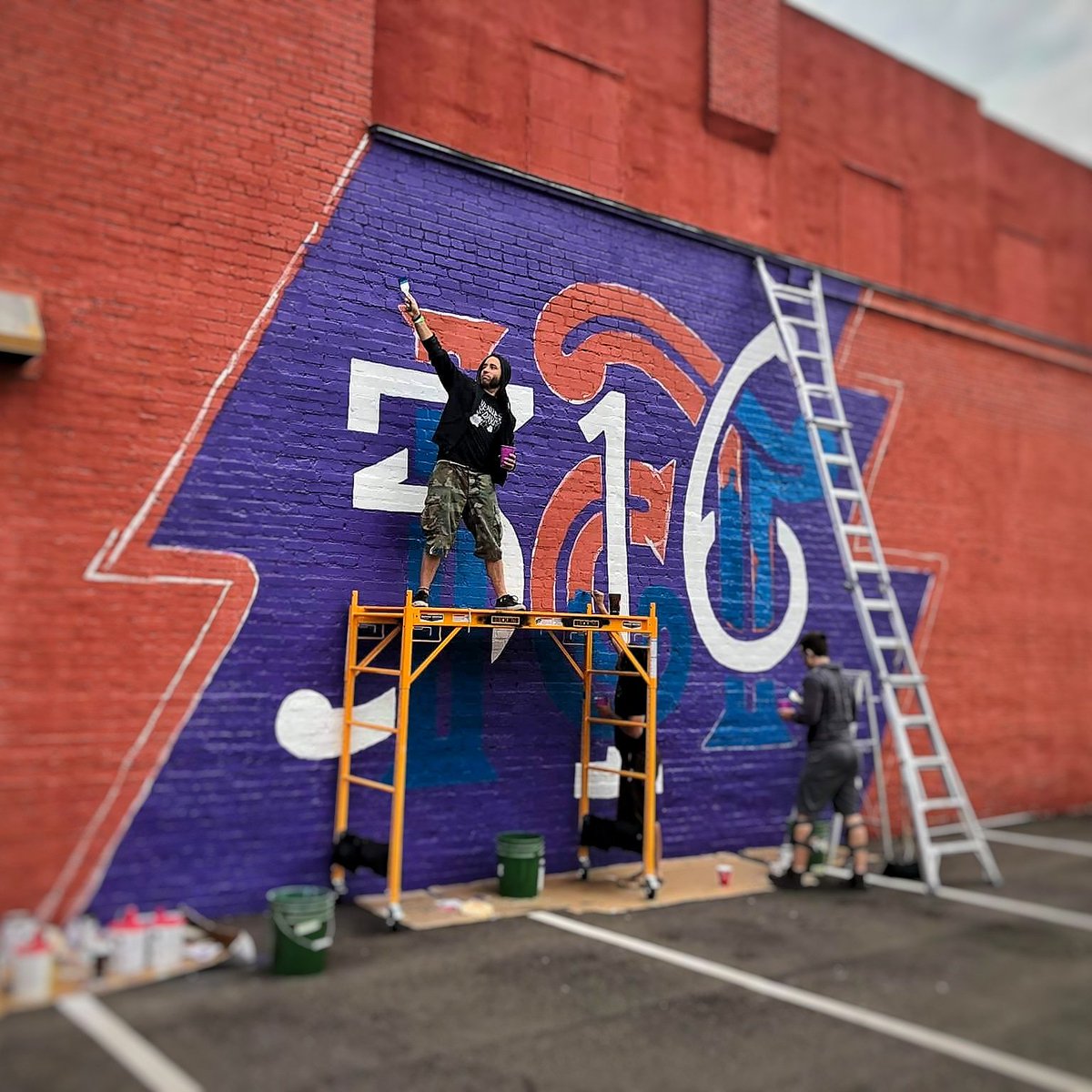 I 💓 mural painting. 
<a href="/BrickmobBrickUp/">Brickmob</a>
#murals #streetart #mural #avenueartdays #wichita