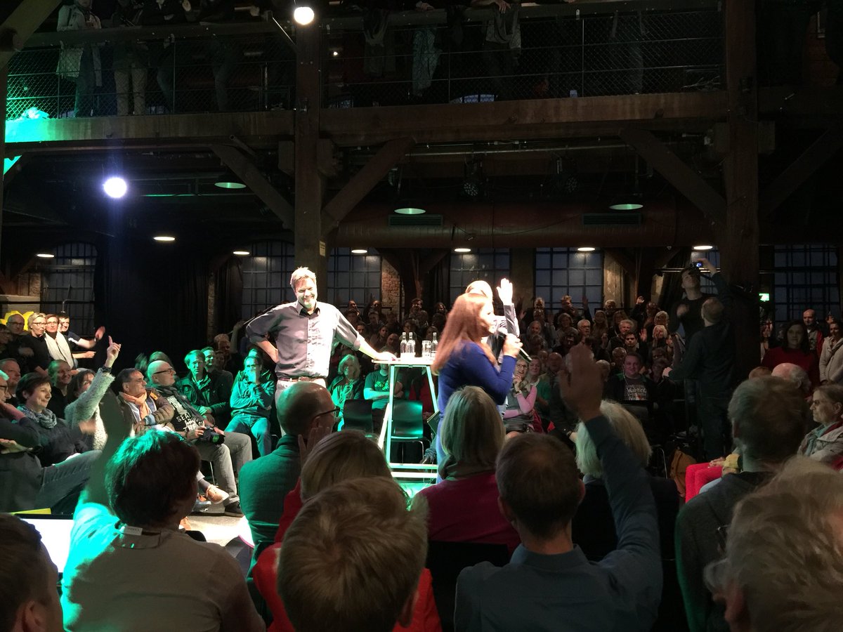 GRUENE_Hamburg's tweet photo. Randvolle @fabrikhamburg beim Schnack mit @RobertHabeck #FragRobert https://t.co/TBUQ56yRaT