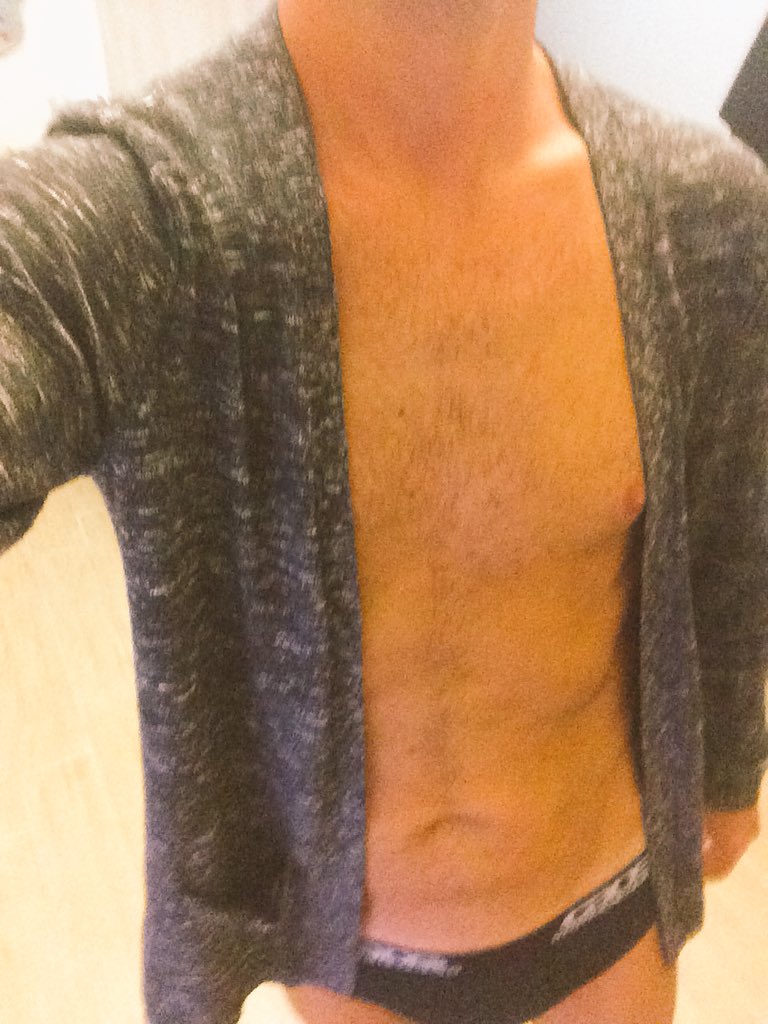Alex7453914494's tweet photo. Stasera è più fresco sarà bene coprirsi 😂😂#gay #gayboy #gayguy #pelo #panza https://t.co/yeFSltCmnf