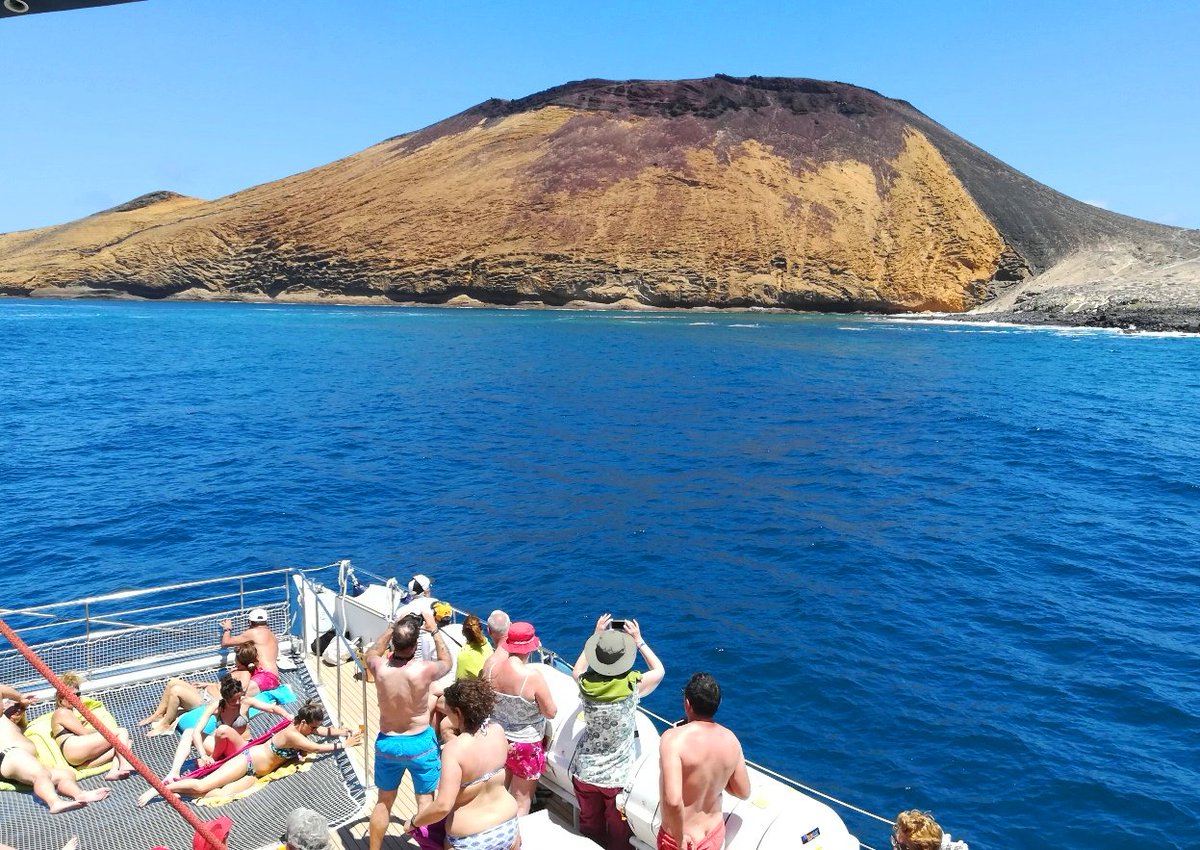 Small is beautiful! The Canary's smallest island La Graciosa lures with  breathtaking beaches, crystal-clear water, its originality. Join cruise from #Lanzarote with special Wednesday #discount! #LaGraciosa #Canarias #CanaryIslands #Kanaren #rabatt #descuento #WednesdayMotivation