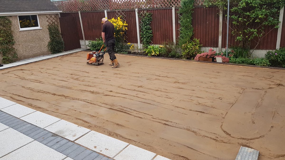 info_lpm's tweet photo. Garden levelled off,battened edges and 35mm pile grass installed in Lowton #sgs #lpm #artificialgrass https://t.co/ithWSnELFZ