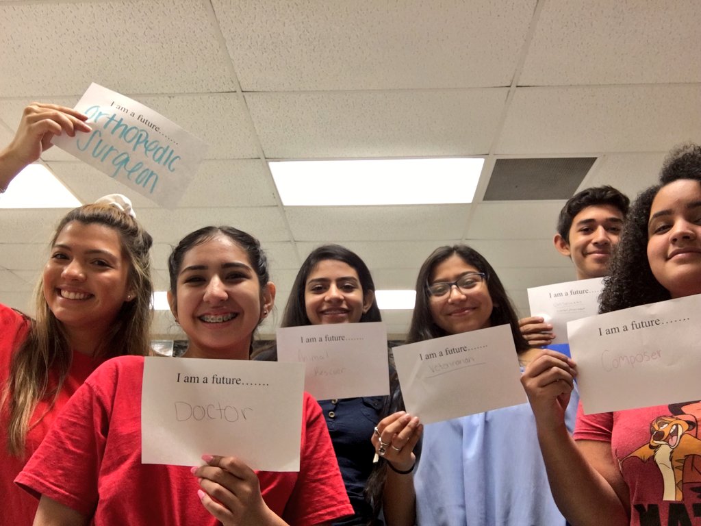 MrCopelandhist's tweet photo. I asked @andrea_anaiss7 about being Lead Mentor today and she 😍 it! She led a lesson on study skills, grades &amp; life after @NISDMarshall 
@jmhs_2019 are the next generation of leaders!!  #ThisIsNorthside #ThisIsMarshall https://t.co/MNdtOOqzQ2