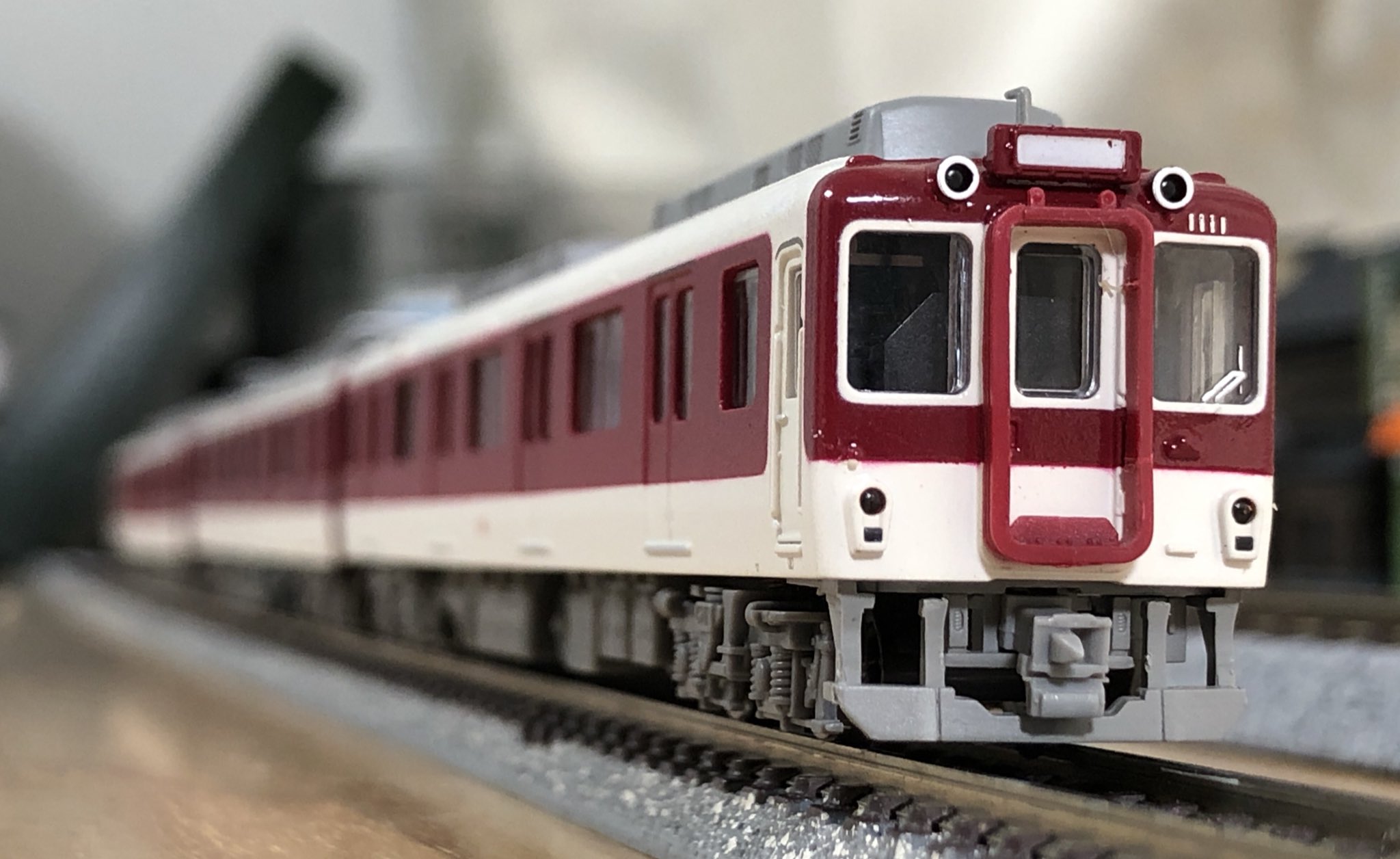 みえのもけー 改めてマイクロ近鉄8000系改近鉄1010系t11編成を作っています モ8000の床下をク8710に移植 抵抗器の数を1つ減らしました 京神模型さんのインレタとgmの余ったインレタで車番を これでオーケーかと思いきや 1111だけ台車が