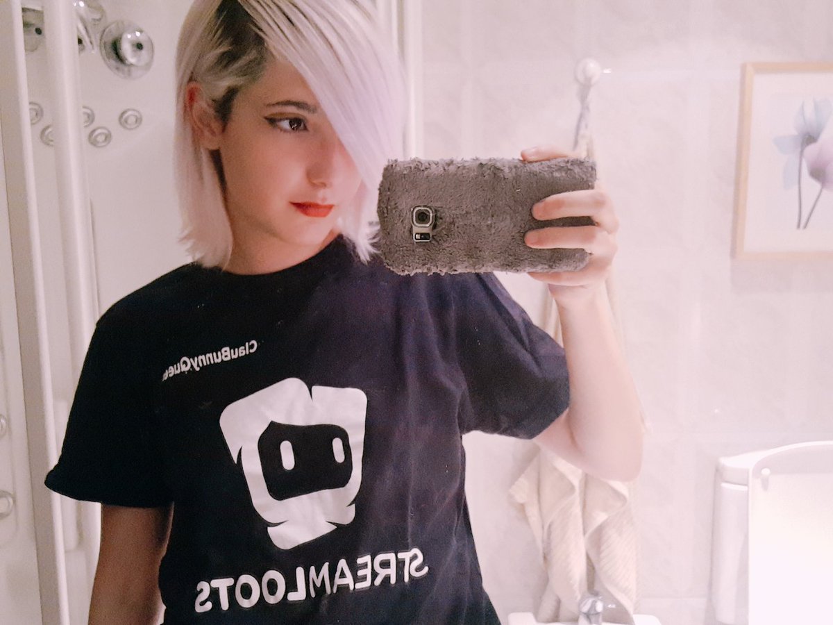 ClauBunnyQueen's tweet photo. #Stream abierto.
@RiftAnalyst @torrewear @SupayeSports @MasterGamingC 
¿Os gusta mi camiseta? me la dieron los de @streamlootsES 

Empezaremos jugando al #BlackDesertOnline #BDO node war y luego ya veremos lo que hacemos 💕

 https://t.co/pqy1DVAtRn https://t.co/s3uran9Dyc