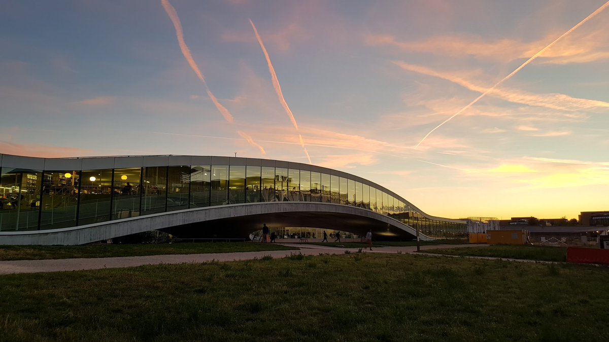 EPFL's tweet image. Les cieux d&apos;automne sont au rendez-vous sur le campus! 🍁 #epflcampus