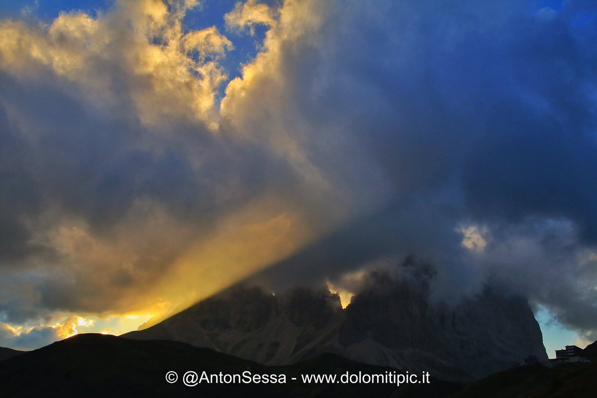 AntonSessa's tweet photo. Il tramonto ieri sera dal passo proibito sulle #Dolomiti della #ValdiFassa #Trentino #AltoAdige https://t.co/1g5Ev1nd5N
