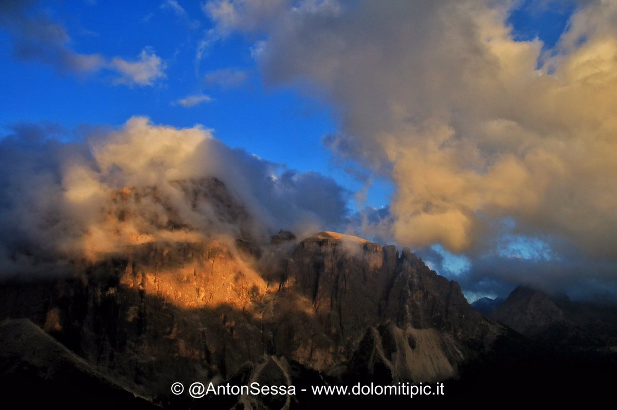AntonSessa's tweet photo. Il tramonto ieri sera dal passo proibito sulle #Dolomiti della #ValdiFassa #Trentino #AltoAdige https://t.co/1g5Ev1nd5N