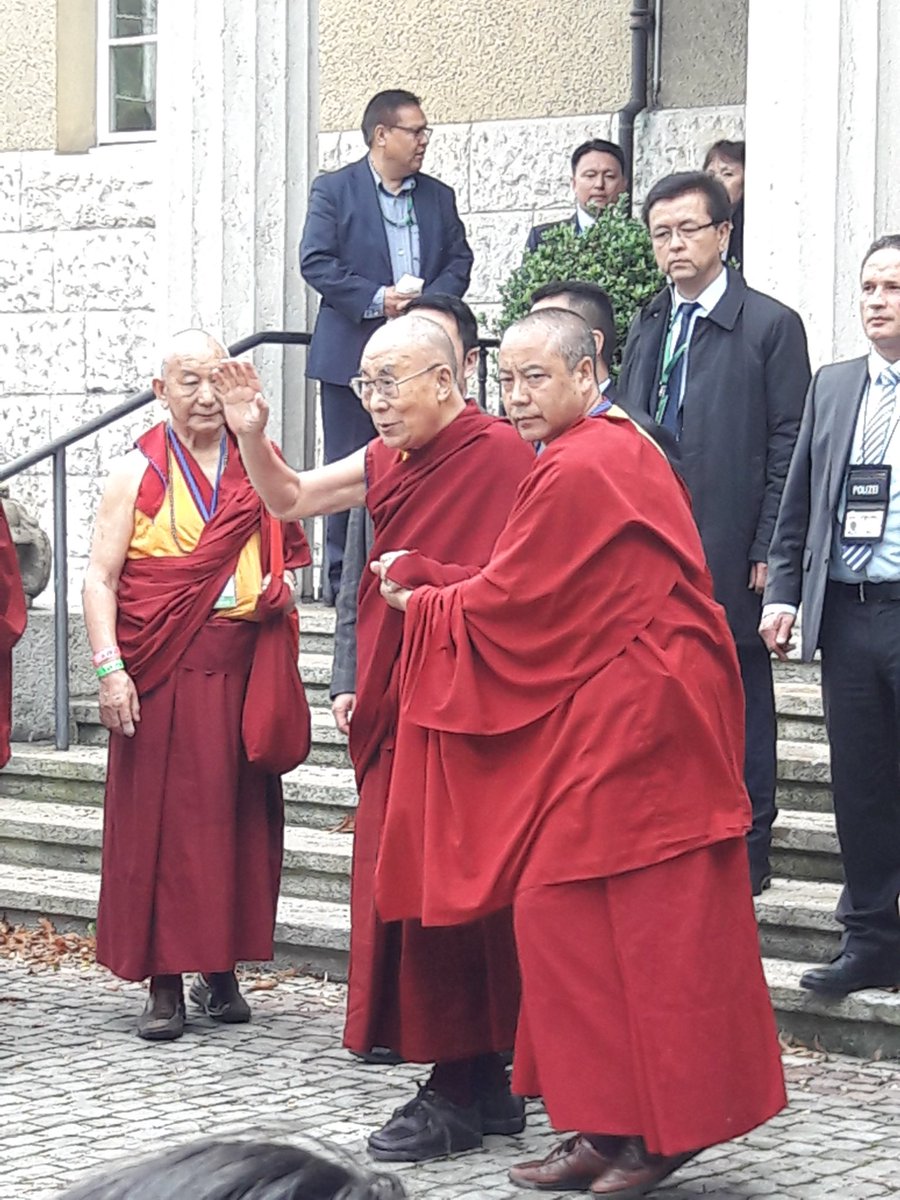 roeoesli's tweet photo. His Holiness the Dalai Lama today after his talk about universal human values in education at Zurich University of Applied Sciences in Winterthur, Switzerland. #Mindfulness and #compassion as crucial values in #education, #organization and #leadership for society as a whole. https://t.co/sml3haXGxR