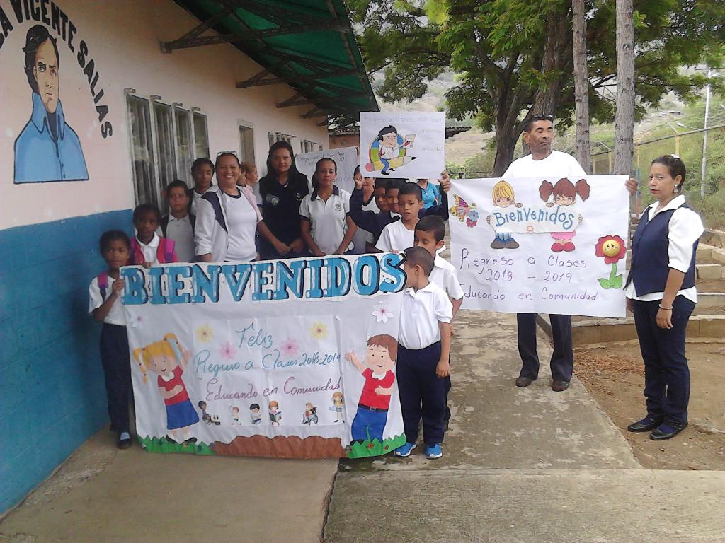 Ygraterol1's tweet photo. Bienvenida a los niños de la escuela Vicente Salias con pancartas https://t.co/beS16S3KIc