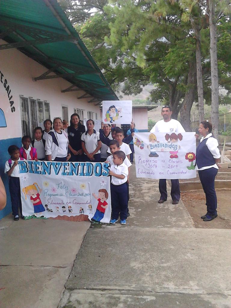 Ygraterol1's tweet photo. Bienvenida a los niños de la escuela Vicente Salias con pancartas https://t.co/beS16S3KIc