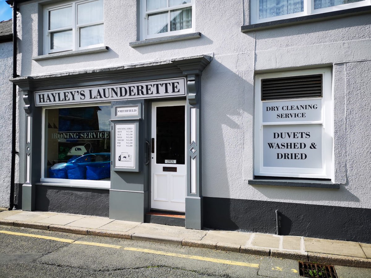 abersign's tweet photo. Before & After 👚👗
#signwritting #pembrokeshirebusiness https://t.co/AQCx7J2TUm