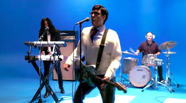 UPROXX's tweet image. &apos;Weird&apos; @Alyankovic does his best @Riverscuomo impression in @Weezer&apos;s &apos;Africa&apos; video uproxx.it/ol4tvtf