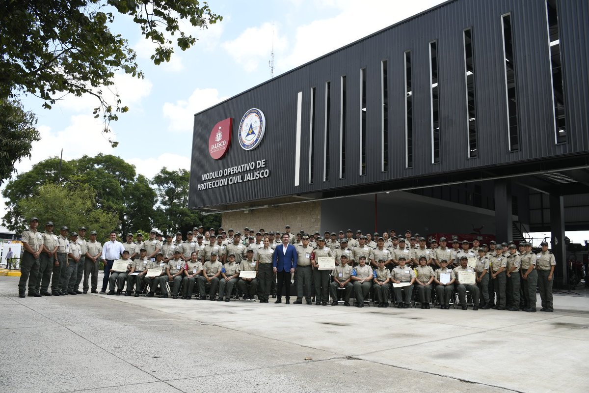 PCJalisco's tweet photo. #OrgulloPC Este día se realizó la entrega del nuevo Módulo Operativo de la Comandancia Central Guadalajara, así como reconocimientos por años de servicio al personal.

El evento fue presidido por el Gobernador del Estado @AristotelesSD #SoyPCJalisco @GobiernoJalisco https://t.co/SR3kPkmx2E