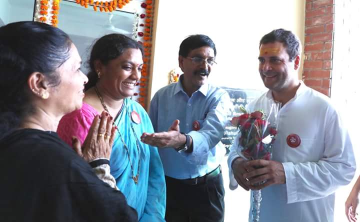 roopsinghchadar's tweet photo. कांग्रेस अध्यक्ष श्री @RahulGandhi ने #अमेठी के निगोहा गांव में राजीव गांधी महिला विकास परियोजना की सदस्याओं से मुलाक़ात की
#RGInAmethi
@vidyarthee @KBByju @INCMP https://t.co/1f7NJapvau