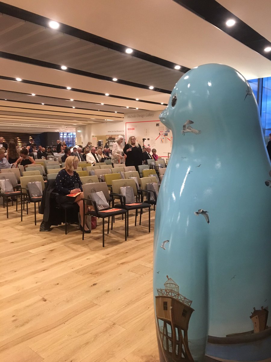 'Bonnie Dundee' designed by Gail Stirling Robertson and sponsored by Lorraine Kelly ready and waiting to waddle off to his new home 🐧 Tune into @maggiesdundee for Facebook live of the auction! @VADundee @lorraine #maggiespenguinparade #bonniedundee
