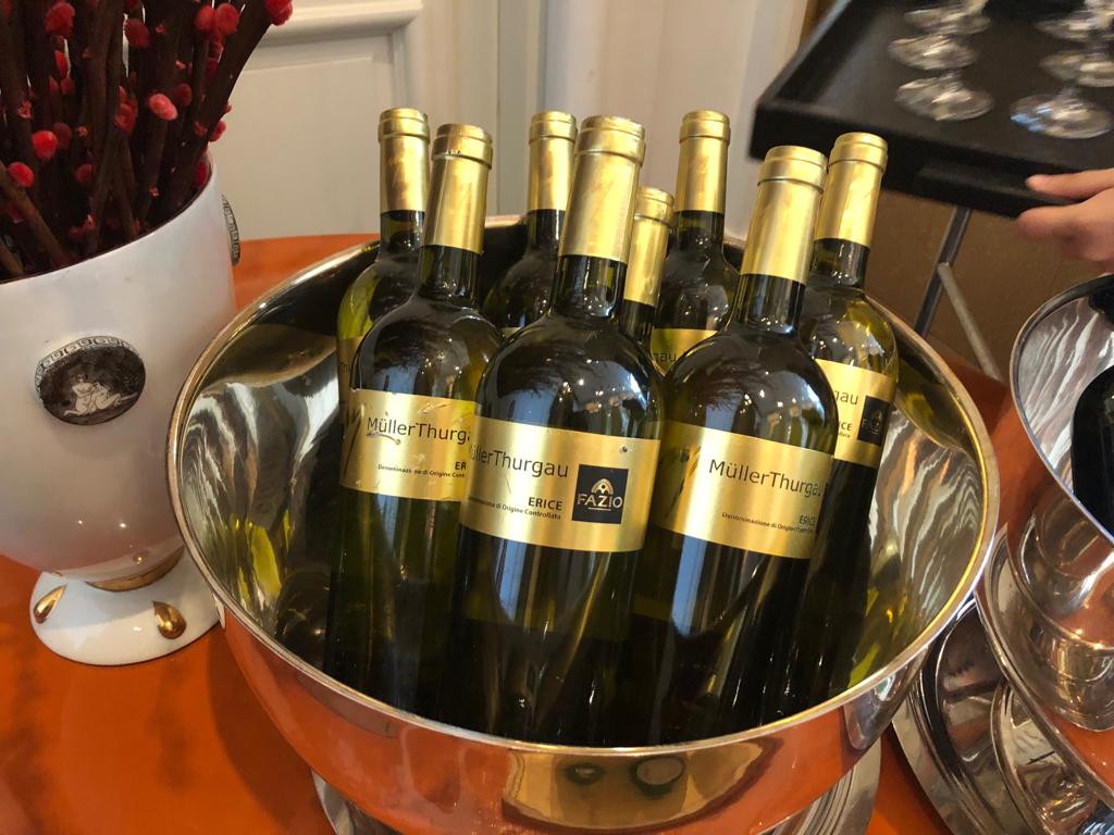 FazioWines's tweet photo. Dalla Cina con amore ❤️🍷
Winetasting Fazio a Chengdu con Lilly Fazio e una selezione dei nostri vini dell'Erice Doc 
#cina #vino #sicilia #docsicilia https://t.co/AzT71dcMdZ