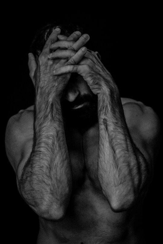 __Cassian's tweet photo. Estoy hecho de suspiros, de dolores infinitos, de sensaciones, de estados y emociones.
Estoy hecho con esencia, de creencias y vivencias.
Y sí respiro con rabia, desprendo amor, tonto como sudor, como lagrimas. https://t.co/18DOmDyE2w