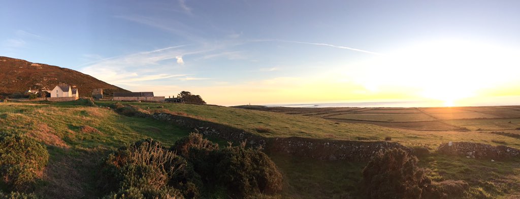 Enlli_Bardsey's tweet photo. Machlud anhygoel yma heno | An incredible sunset this evening #YnysEnlli #BardseyIsland #BlwyddynYMôr #Largo18 #YearOfTheSea https://t.co/12Abxw3C2d