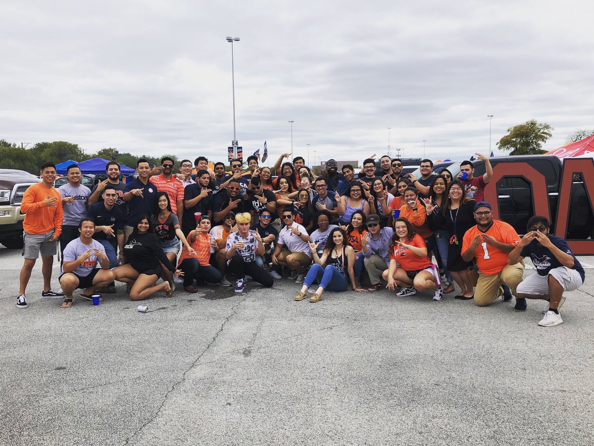 utsamgc's tweet photo. 🍂 Our friends in MGC spent the first weekend of Fall supporting our football team! Nothing like Football season! 🏈 #utsa #birdsup #utsagreeklife #utsagogreek #greeklife #rushmgc https://t.co/5xYzLXpNr8