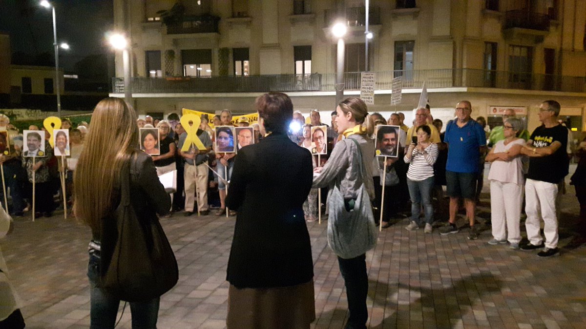 El grup Raindrop interpretant davant un públic emocionat la nova versió del Cant dels Ocells