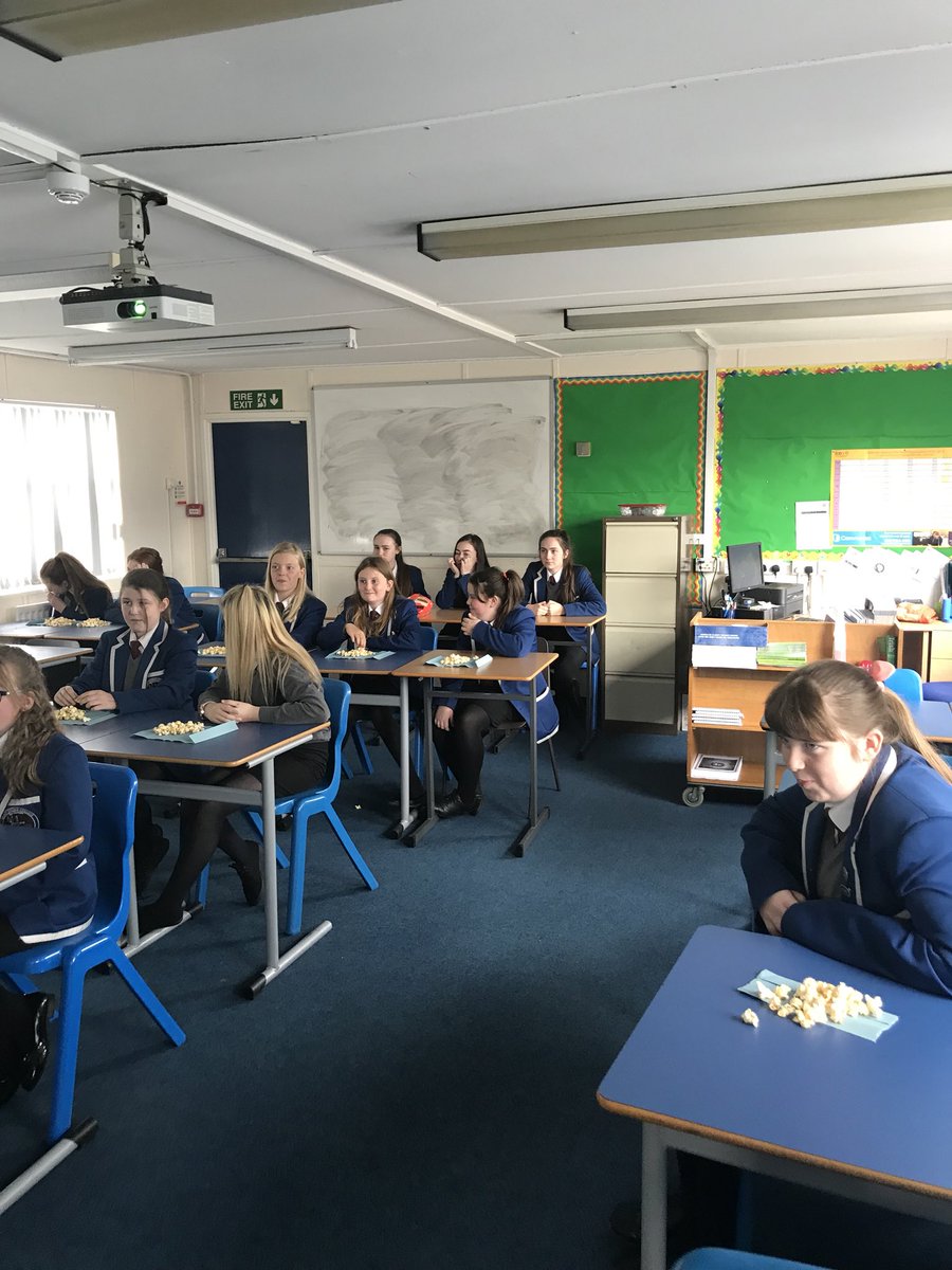 GaeilgeStKevins's tweet photo. Tús curtha leis an Chlub Gaeilge inniu! Bhí Pictúirlann lán Ghaeilge againne inniu ag amharc ar Yu Ming Is Ainm Dom! Bhí grán rósta againn fiú. Bhí deis ag na daltaí ceiliúradh a dhéanamh ar an Ghaeilge fá choinne #LáEorpachNadTeangacha2018 #EuropeanDayOfLanguages2018 #EDL2018 https://t.co/aSCWh6ZdON