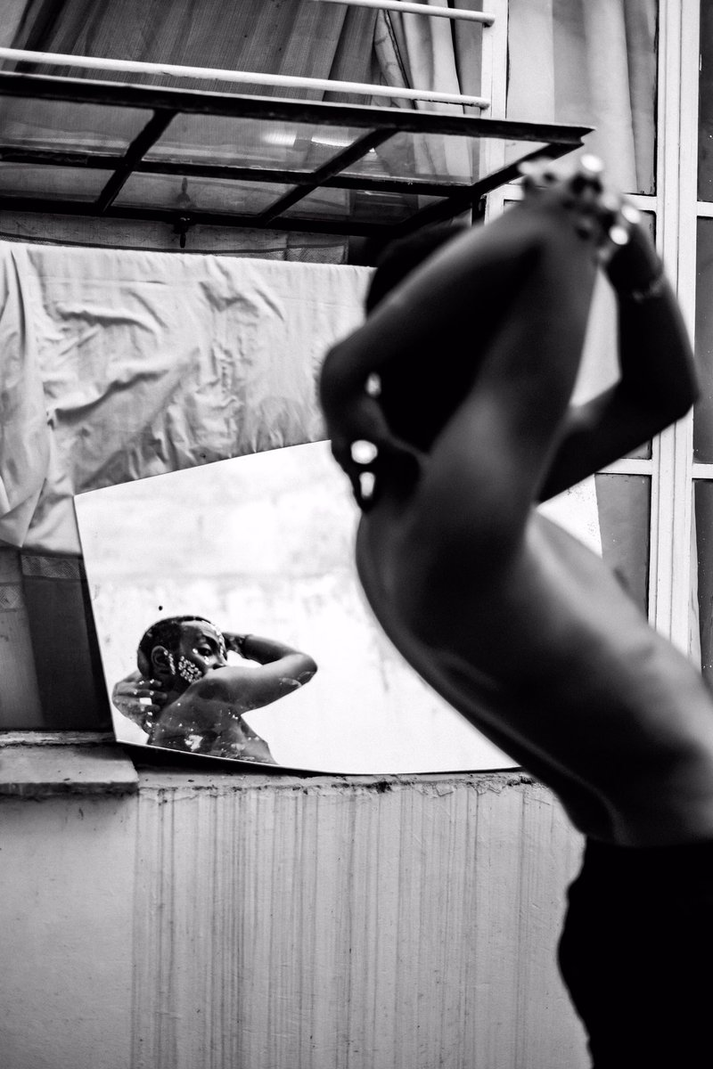 kalamba_down's tweet image. Q: name a sport where pins are involved 
@firsteatit : skipPINg😂😂😂 
#editorialmakeup #avangarde 
Pc📸 @GathigiaKinyua 
Mua: Dennis Karuri
Concept : @firsteatit