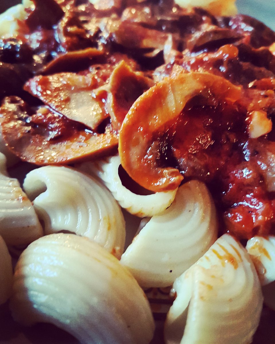 Lara_Ta_Touille's tweet photo. Pipe rigate, champignons sauce tomate concentré Mutti, de l'ail des petits oignons frais.
Pas besoin de se compliquer pour se régaler 😋
#piperigate #pates #pasta #barilla #champignons #cogumelos #muttifrance
#mutti #saucetomate #cebola #foods #foodphotography #photography https://t.co/biPaSXEMNW