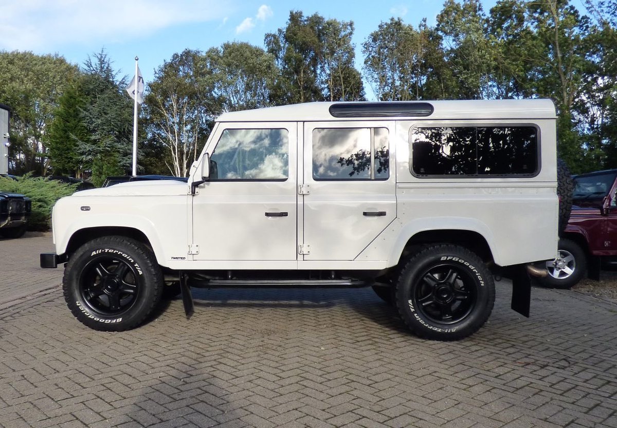 LRMOTORSTHIRSK's tweet photo. Cool looking Alaska white 110 station wagon. #alaska #alaskawhite #twisteddefender #landroverdefender #landrover #adventuretime #photooftheday #handmade #offroad #lrmotors #lifestyle https://t.co/148CWzALVh