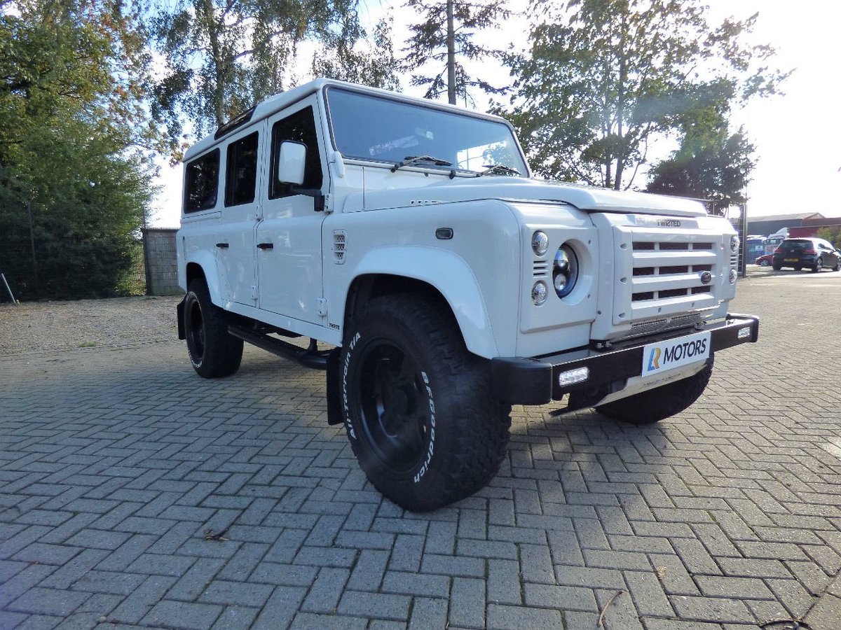 LRMOTORSTHIRSK's tweet photo. Cool looking Alaska white 110 station wagon. #alaska #alaskawhite #twisteddefender #landroverdefender #landrover #adventuretime #photooftheday #handmade #offroad #lrmotors #lifestyle https://t.co/148CWzALVh