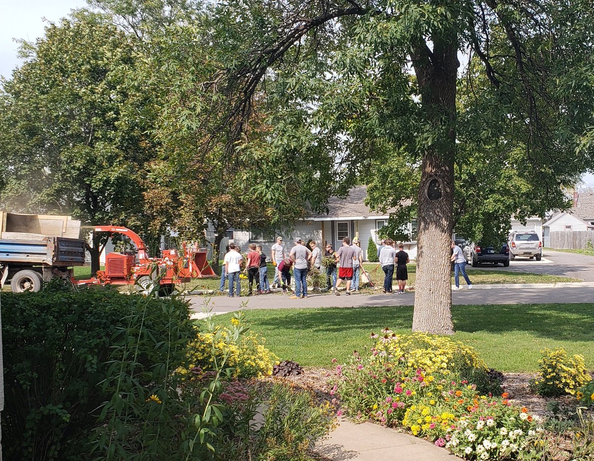 AnArechtzigel's tweet photo. Cannon Falls high school students helping with storm clean up @SuptGiese #awesomejob #bombers https://t.co/ElEbAF7G1I