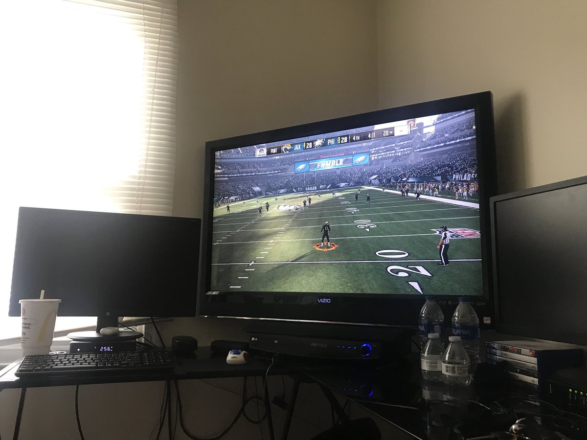 TWhitessss's tweet photo. At this point I doubt if they even remember I’m here 😂😩🤦🏾‍♀️ https://t.co/gJPQtrthWE