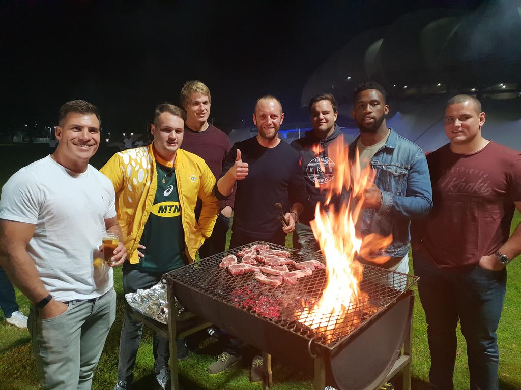 The @Official_Bozza treating the #Springboks to a braai with the one and only @JanBraai. Nou gou ons braai. #HeritageDay #BraaiDay