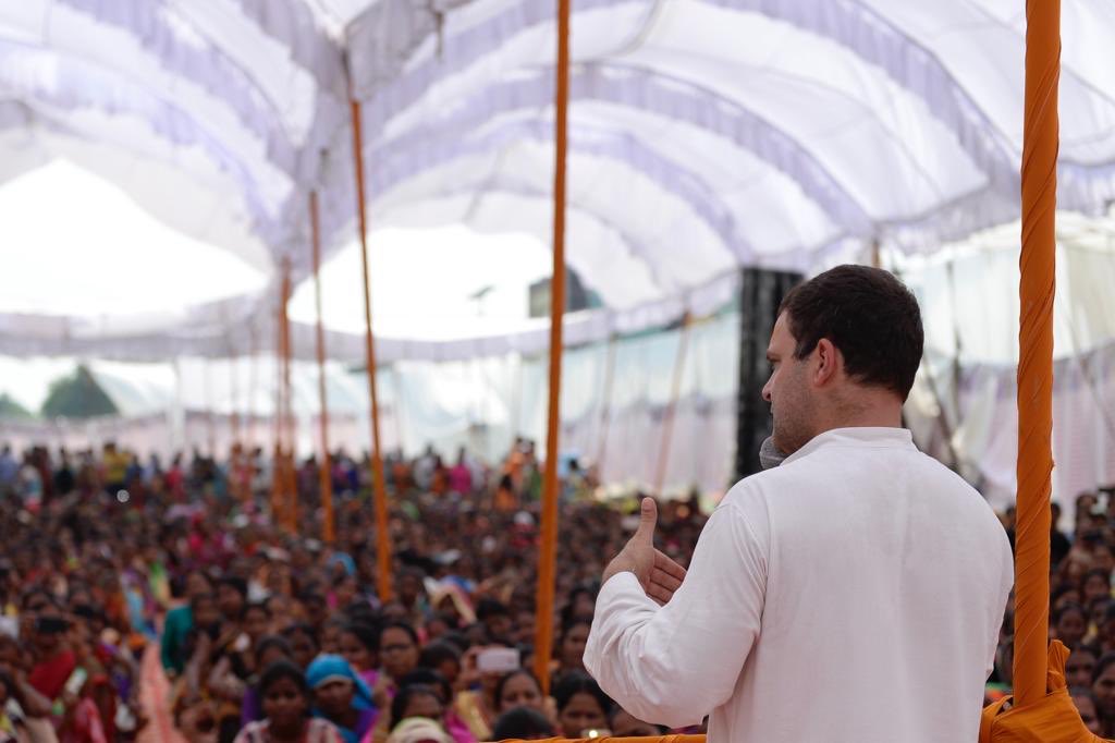 INCOverseas's tweet photo. Photographs of @INCIndia President Shri @RahulGandhi interacting with Rajiv Gandhi Mahila Vikas Pariyojna members at village Nigoha in district Amethi, Uttar Pradesh. https://t.co/368uTPiK64