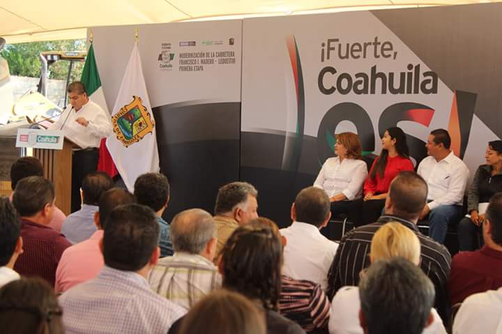ModestoAlcalaOf's tweet photo. Acompañado de nuestro gobernador @mrikelme, dimos arranque a la primera etapa de la modernización de la carretera Madero-Lequeitio que significará una inversión de 49 millones de pesos en beneficio de más de 30 mil maderenses.

@GobDeCoahuila @Veronica_mtz 
#FuerteCoahuilaEs https://t.co/S8SfptnHtB