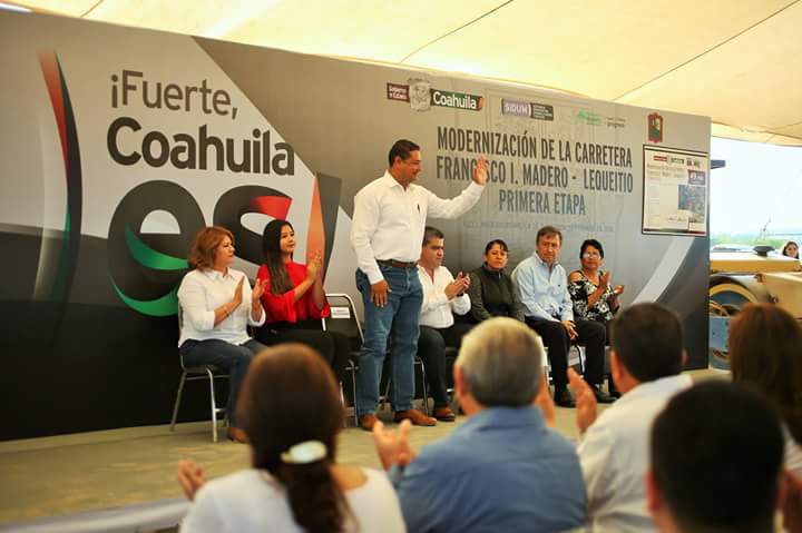 ModestoAlcalaOf's tweet photo. Acompañado de nuestro gobernador @mrikelme, dimos arranque a la primera etapa de la modernización de la carretera Madero-Lequeitio que significará una inversión de 49 millones de pesos en beneficio de más de 30 mil maderenses.

@GobDeCoahuila @Veronica_mtz 
#FuerteCoahuilaEs https://t.co/S8SfptnHtB