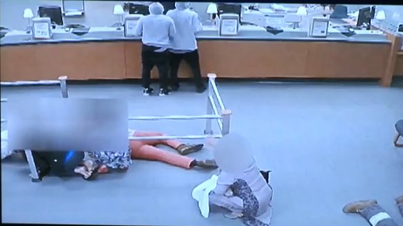 Surveillance video of bank robbery released as police hunt for 2 suspects ow.ly/TXpN30lX3Au https://t.co/QyEndfdyMe