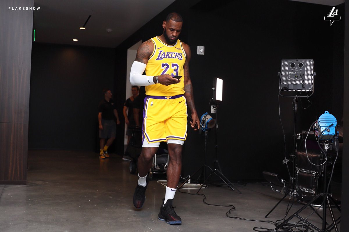 Lebron shoes lakers 2018 discount
