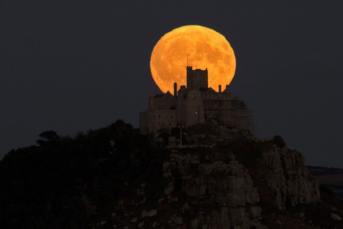 #HarvestMoon rising over St Michael's Mount in Cornwall this evening. #FULLMOON #NeilYoung <a href="/CornwallLive/">Cornwall Live</a> <a href="/SWNS/">SWNS.com</a>