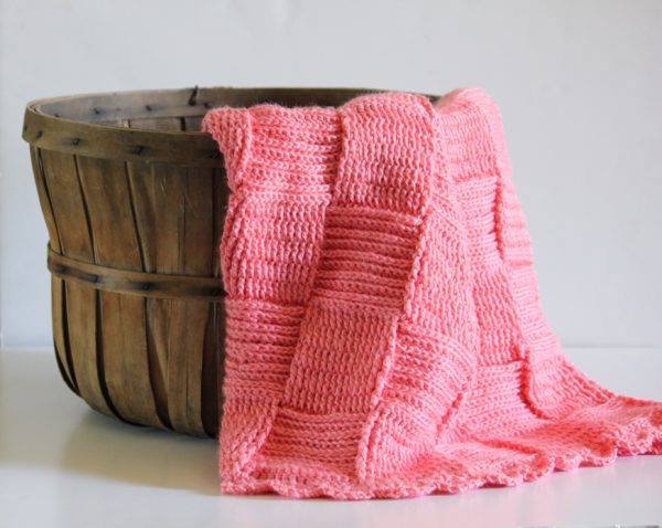 Wouldn’t you love to wrap yourself up in this soft Basketweave Blanket by Daisy Farm Crafts? Download this pattern on our website: ift.tt/2xCqPlx ift.tt/2xVmysX