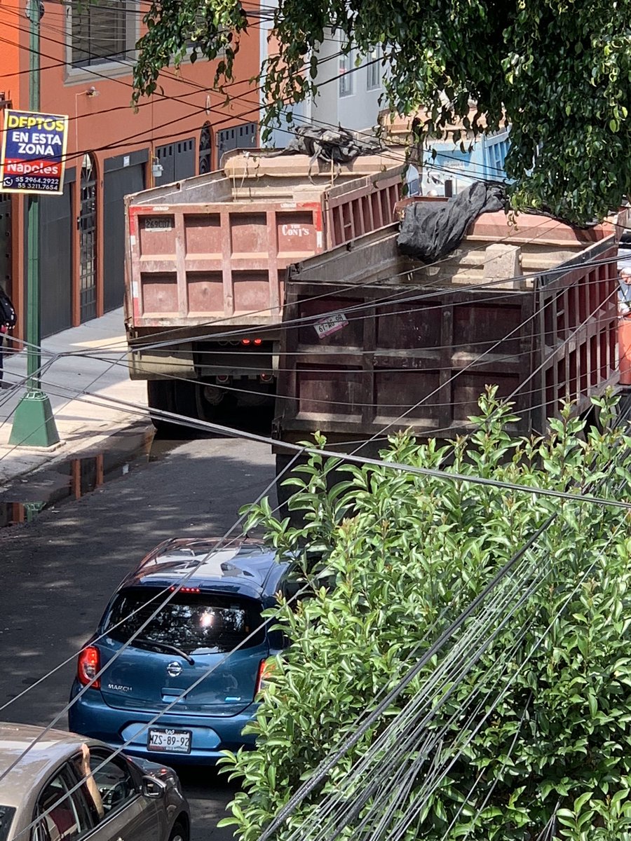 JorgePRendon's tweet photo. @SSP_CDMX, @072CDMX continua el bloqueo de camiones de volteno en doble fila, sobre juan sanches azcona entre pilares y matias romeo, en la colonia del valle centro, se encuentran estacionados en doble fila, no permiten paso sobre la calle y blouean entradas de particulares. https://t.co/Z6o6FqRleG