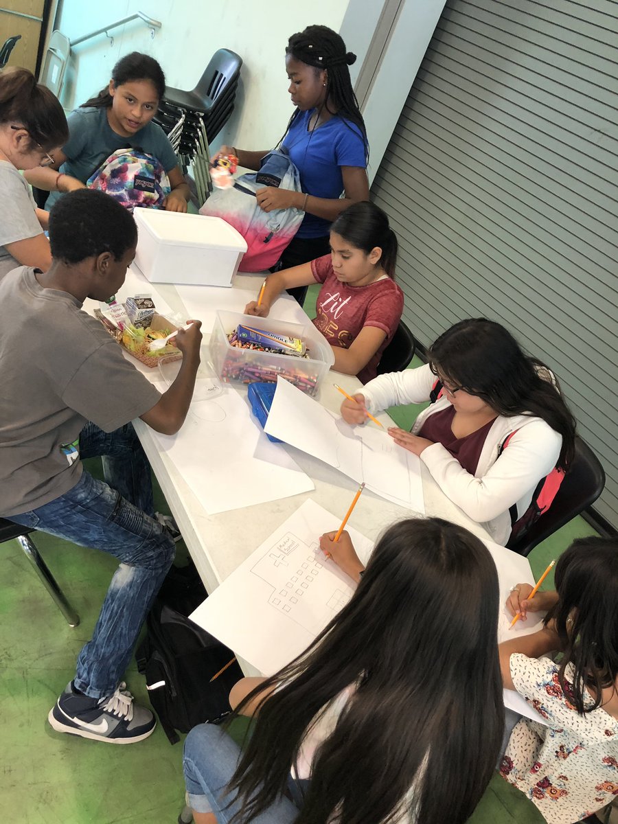 AzaliaROP_CJUSD's tweet photo. 7th Grade Lunch Time Activity #Art #CreativeMinds #ThinkingAboutFuture https://t.co/FV7LNm8501