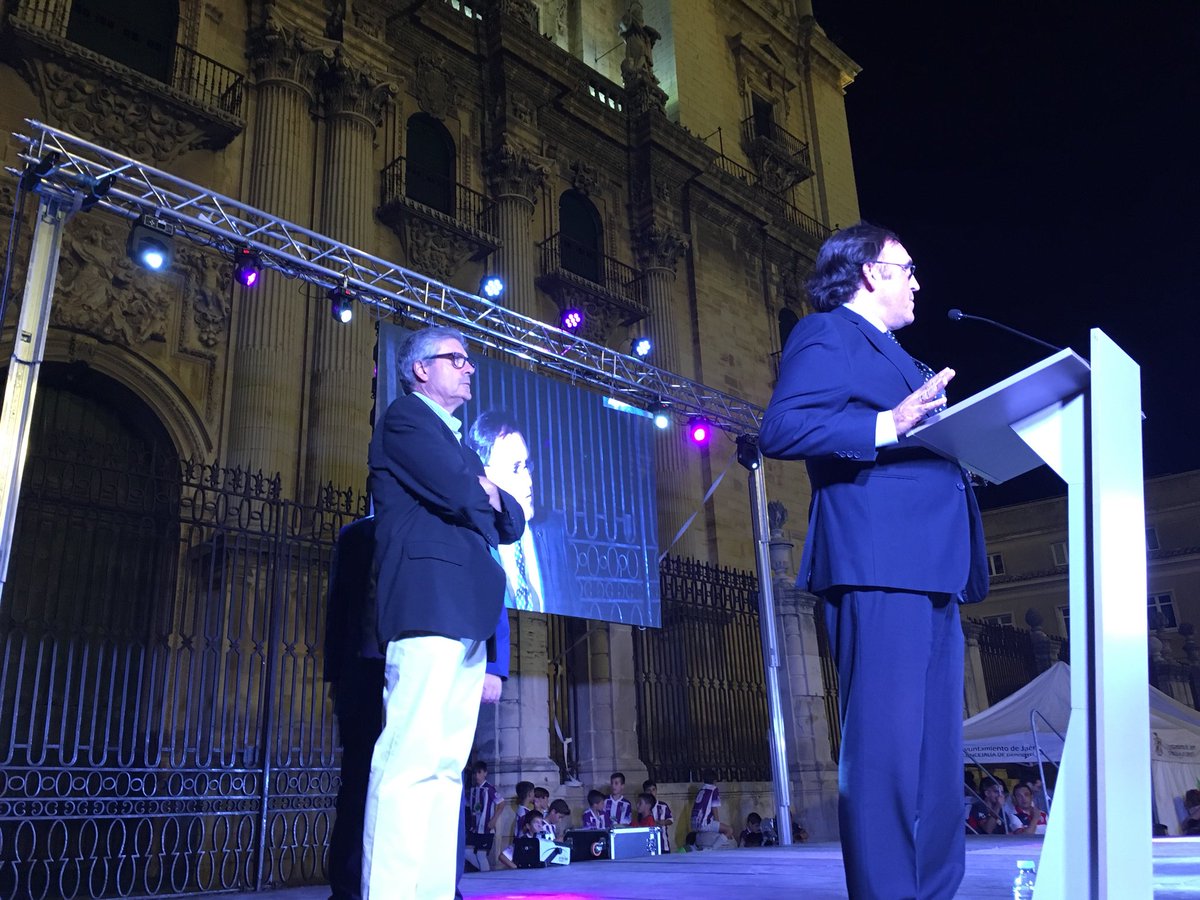 AmazingJaen's tweet photo. En directo desde la Plaza Santa Maria la presentación del Atlético Jaén. https://t.co/0rumVBJO3m