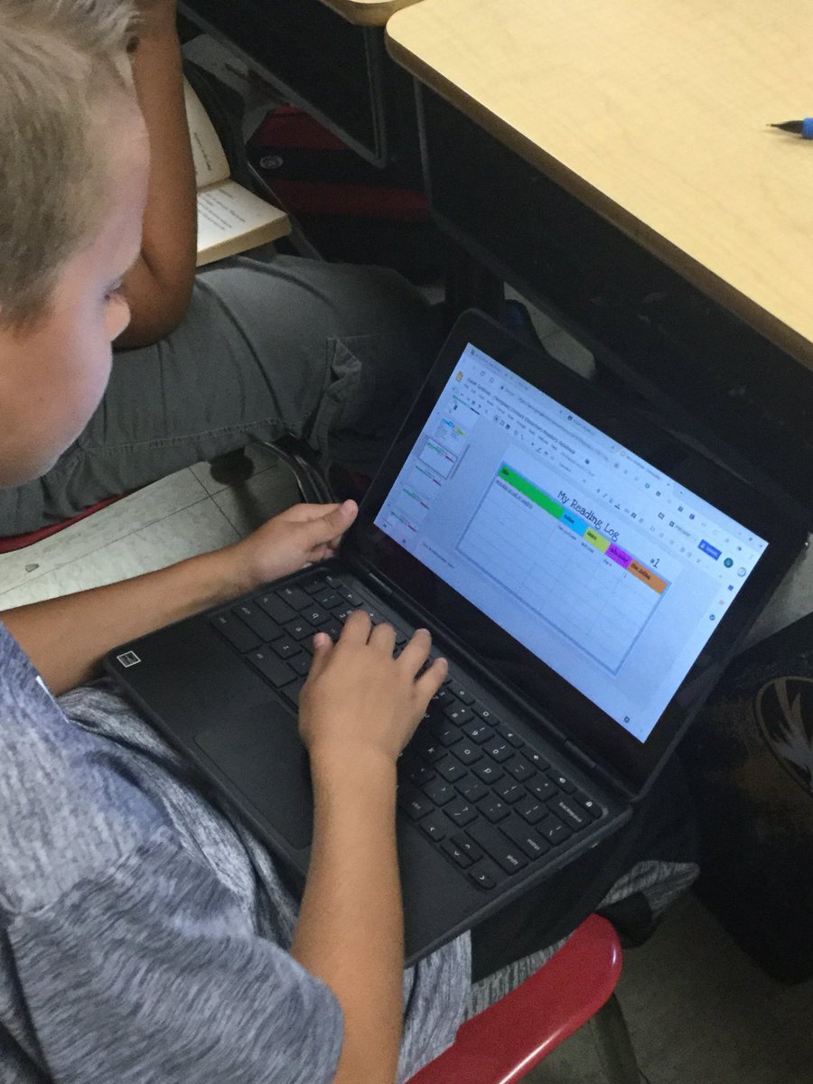 LebanonBoswell's tweet photo. 4th graders use electronic graphic organizers, and reading logs to assist them in tracking their own progress and documenting their learning using text evidence. @LebanonR3 @tkthompson4 @CarlaMobley @rdjennings3 #R3learns #R3inspires https://t.co/J52VJanN5S
